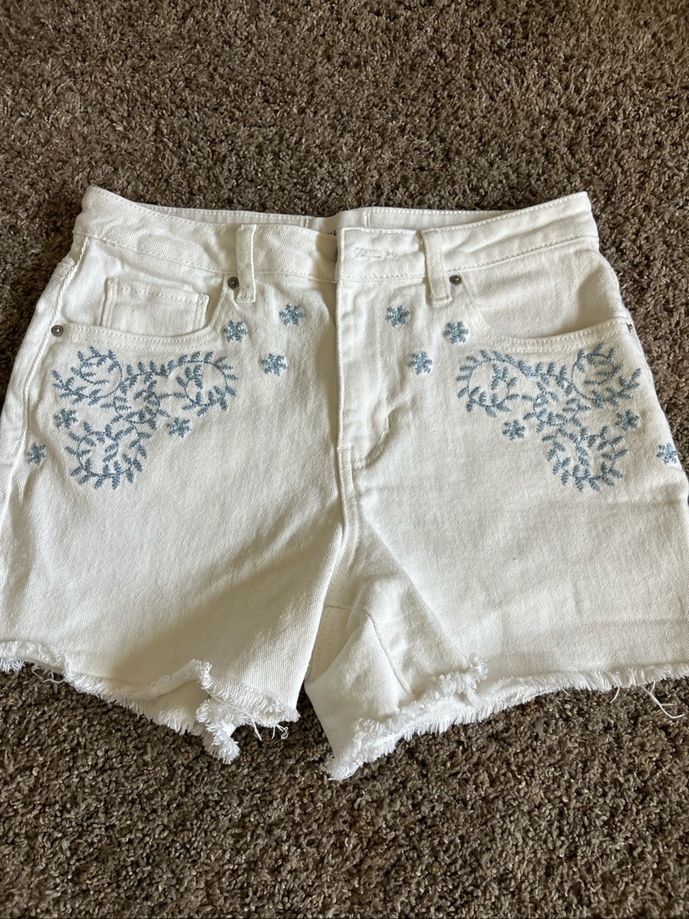 Poppy & Grace Women’s White Shorts With Blue Floral Embroidery Sz 27